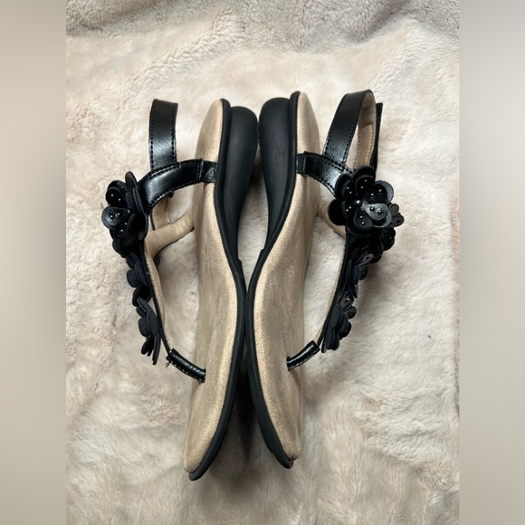 Soul Naturalizer Women's Size 9 Ankle Strap Thong Sandals Studded Flower - Picture 3 of 6